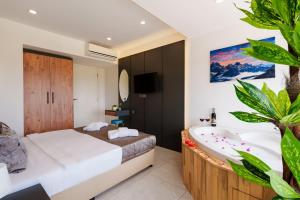 Dormitorio con bañera, cama y bañera en Mrt Suites Lara en Antalya