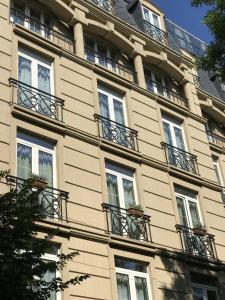 un edificio con balcones en un lateral en A5 Hotel, en Tiflis