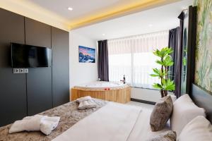Mrt Suites Lara客房内的一张或多张床位