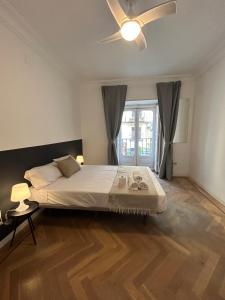 1 dormitorio con 1 cama y ventilador de techo en Villa rooms, en Madrid