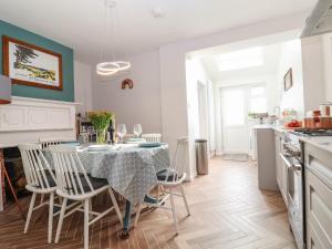 eine Küche und ein Esszimmer mit Tisch und Stühlen in der Unterkunft Sea Mouse Cottage in Southwold + 20 Fotos