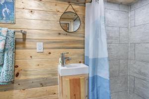 ห้องน้ำของ Arbor House of Dripping Springs - Serenity Hollow