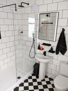 een badkamer met een wastafel, een douche en een toilet bij Maison Blanc in Nottingham