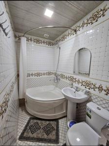 y baño con aseo y lavamanos. en Khiva Khan Hotel, en Khiva