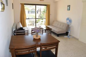sala de estar con mesa y sofá en Odysseas & Eleni Hotel Apartments, en Polis Chrysochous