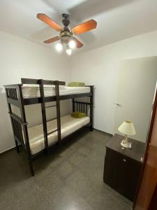 Pokój z 2 łóżkami piętrowymi i wentylatorem sufitowym w obiekcie Departamento en Sta Lucia w mieście Santa Lucía