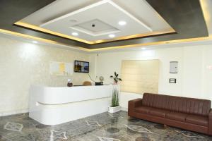 - un hall avec un canapé et une réception dans l'établissement Spectra Hotel Bangalore Airport, à Bangalore