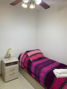 sypialnia z łóżkiem i wentylatorem sufitowym w obiekcie Departamento en Sta Lucia w mieście Santa Lucía
