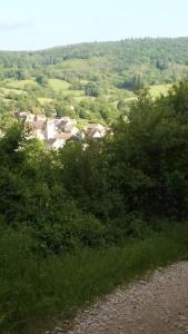 - une vue sur un village depuis le sommet d'une colline dans l'établissement Les chambres de Blanot, à Blanot