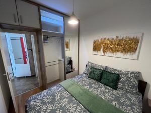 een slaapkamer met een bed en een bank erin bij Rona Apartments in Novi Sad
