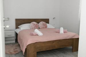 Postel nebo postele na pokoji v ubytování Golden Neretva apartments