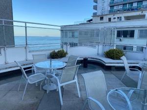 patio con mesa y sillas en el balcón en MARCOLINI - South Beach - Copacabana, en Río de Janeiro