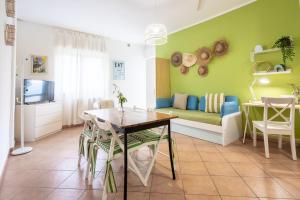sala de estar con mesa y sofá en Tenuta dei Normanni, en Salerno