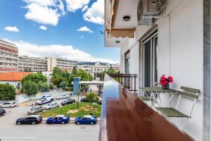 un balcon avec des voitures garées dans un parking dans l'établissement Marilians Luxury Apartment, à Thessalonique
