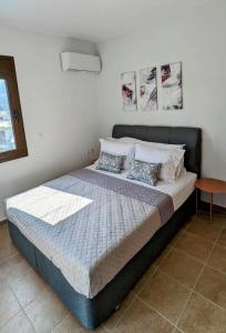 een slaapkamer met een bed met 2 kussens erop bij Casa Christiana, Lardos in Lardos