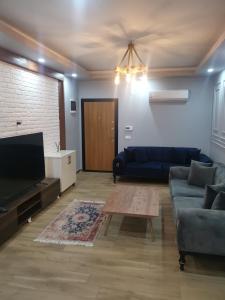 een woonkamer met een bank en een salontafel bij Alpha Rezidans Braslaw dom in Fethiye