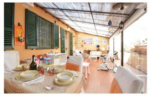 Restaurant o iba pang lugar na makakainan sa Stunning Apartment In Genova Sestri Ponente With Kitchen