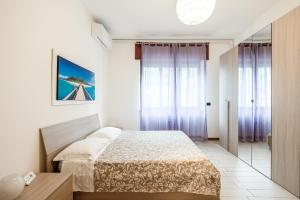 - une chambre blanche avec un lit et une fenêtre dans l'établissement Alice&Leo's near METRO M1 RED parking gratis METRO LINE IN 14 MIN FOR CATHEDRAL, à Sesto San Giovanni