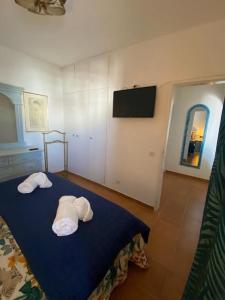 een kamer met een bed met twee handdoeken erop bij Apartamento Girassol in Luz