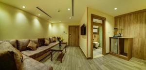 een woonkamer met een bank en een tafel bij De-Lara hotel in Aqaba