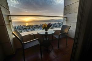 einen Tisch und Stühle auf einem Balkon mit Aussicht in der Unterkunft De-Lara hotel in Aqaba