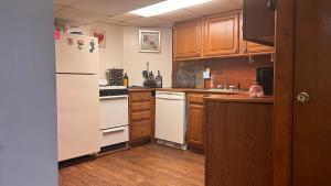 Garden Suite 30 Mins to NYC, Mins to EWR, Prudential Center, NJPACK的厨房或小厨房