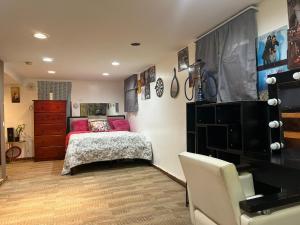 BellevilleGarden Suite 30 Mins to NYC, Mins to EWR, Prudential Center, NJPACK的带床和梳妆台的卧室
