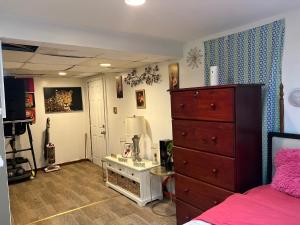 Garden Suite 30 Mins to NYC, Mins to EWR, Prudential Center, NJPACK客房内的一张或多张床位