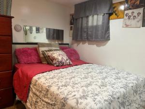 Garden Suite 30 Mins to NYC, Mins to EWR, Prudential Center, NJPACK客房内的一张或多张床位