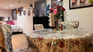 Garden Suite 30 Mins to NYC, Mins to EWR, Prudential Center, NJPACK的休息区