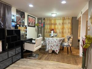 Garden Suite 30 Mins to NYC, Mins to EWR, Prudential Center, NJPACK的厨房或小厨房