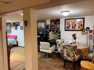 BellevilleGarden Suite 30 Mins to NYC, Mins to EWR, Prudential Center, NJPACK的一间带桌椅的客厅和一间卧室