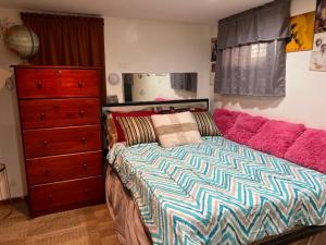 Garden Suite 30 Mins to NYC, Mins to EWR, Prudential Center, NJPACK客房内的一张或多张床位