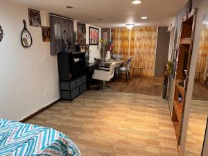 Garden Suite 30 Mins to NYC, Mins to EWR, Prudential Center, NJPACK的休息区