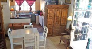 kuchnia i jadalnia ze stołem i krzesłami w obiekcie Doña Vicenta w mieście Pilar