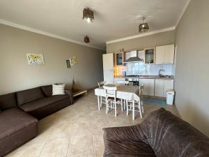 een woonkamer met een bank en een tafel en een keuken bij sea View Nautilus free wi-fi Sal Rei in Sal Rei