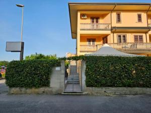 un edificio con scala che porta a un edificio di B&B Da Kociss a Mileto