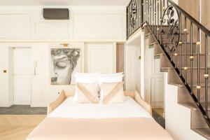 um quarto com uma cama e uma escada em Luxury 4 bedroom 4 bathroom Apartment - Louvre em Paris
