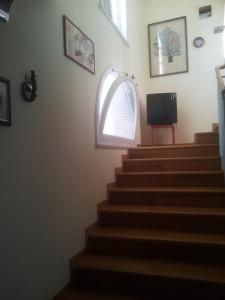 Zimmer mit Treppe, Fenster und TV in der Unterkunft Relais dei due Mari in Carmiano