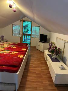 Ένα ή περισσότερα κρεβάτια σε δωμάτιο στο Vila Sara