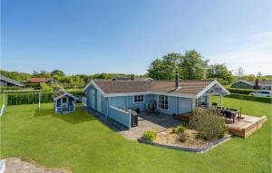 ein blaues Haus in einem Garten mit Garten in der Unterkunft Amazing Home In Egernsund With House A Panoramic View in Egernsund