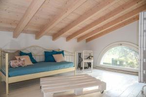 パデンゲ・スル・ガルダにあるCaprapanca Holiday Homeのベッドルーム1室(ベッド1台、大きな窓付)