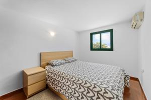 a bedroom with a bed and a window at Casa Mon in Costa Teguise