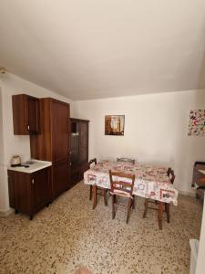 eine Küche mit einem Tisch und Stühlen im Zimmer in der Unterkunft Architello Casa Vacanze in Corigliano Calabro