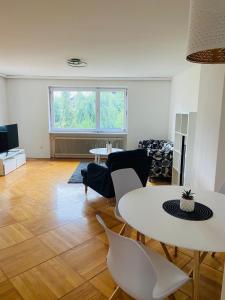 uma sala de estar com mesas e cadeiras e uma televisão em Zentrale Wohnung Gmunden Alte Bäckerei em Gmunden