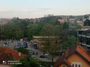 El barrio en el que está el departamento o un barrio cercano