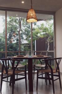 une table à manger avec des chaises et un lustre dans l'établissement Luxury Condo for 4 Casa Azul, à Tulum