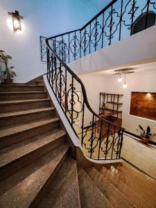 una escalera en una casa con barandilla en Qaway en Salta