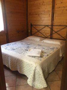 Un dormitorio con una cama con una toalla. en CHALET con spiaggia privata, en Bracciano