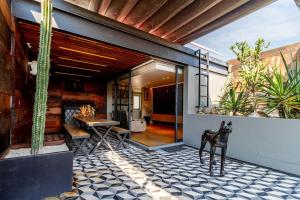 een huis met een patio met een tafel en een cactus bij Casa Mezcal. Arte, diseño y amenidades unicas. in Mexico-Stad